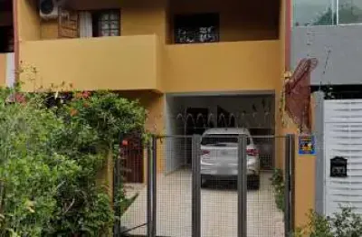 Sobrado 3 quartos, suíte, lareira, espaço gourmet com churrasqueira no seminário