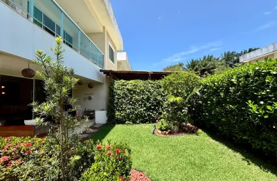 Linda casa com 4/4, jardim, espaço gourmet e energia solar em Buraquinho