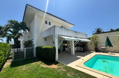 Casa para locação no Miragem com churrasqueira, piscina e energia solar