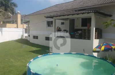 Casa guaratiba   100% legalizada, linear  3 qts,  em  excelente condomínio fechado .