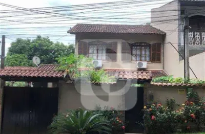 Patrimóvel vende excelente casa duplex de 318m² na freguesia – conforto, lazer e segurança !