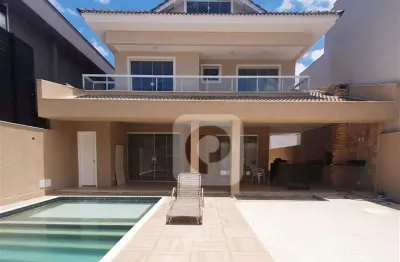 Casa triplex com 4 suítes, 320m2, em condomínio fechado, no recreio dos bandeirantes.