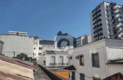 Patrimovel vende ampla casa em  botafogo com quintal e edícula