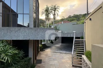 Mansão de luxo com vista para o mar e morro dois irmãos na gávea.