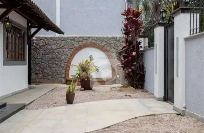 Mansão no condomínio maramar, com 6 suítes, piscina e vagas de garagem.