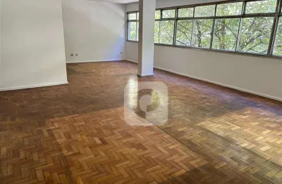 Patrimovel vende em ipanema amplo apartamento de 4 quartos a uma quadra da praia