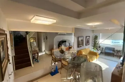 Cobertura duplex, 3 quartos (sendo 1 suite), mais loft, ducha e churrasqueira.