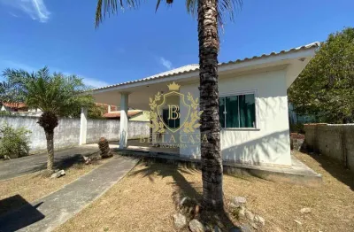 Casa térrea colonial moderna para locação por r$1.800,00/mês – fazendinha -araruama/rj