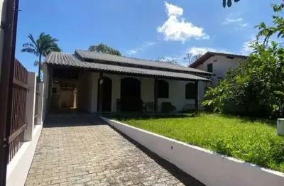 Casa com 3 quartos para alugar no Armação, Penha 