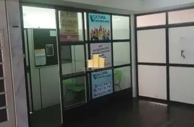 Loja com Sobreloja no Coração do Centro Comercial Benfica - Oportunidade para Investidores