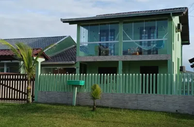 Sobrado completo com piscina aquecida a apenas 40 metros do mar