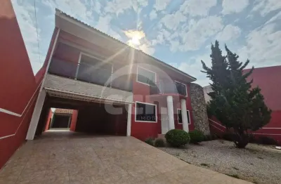 Sobrado com 4 quartos sendo 3 suítes no bairro uvaranas