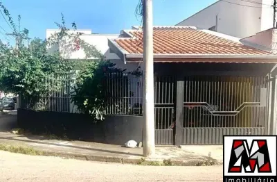 Casa térrea bem localizada, 03 dormitórios, 01 suite, 02 vagas, vários comércios na região.