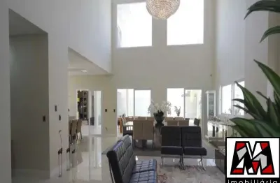 Casa em condominio fechado de alto padrão com 05 suites e piscina.