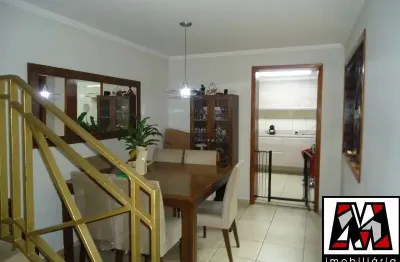 Casa, sobrado a venda, com 02 dormitórios, 04 vagas de garagem, bem localizada, aceita permuta por apartamento.