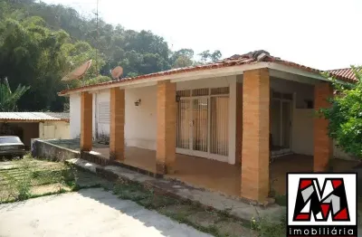 Casa térrea, desocupada, avarndada, excelente localização.