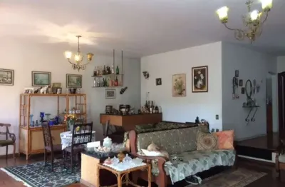 Casa para fins residenciais ou comerciais, estilo colonial, permuta