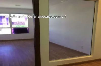Sala comercial próxima ao fórum no centro da cidade, desocupada