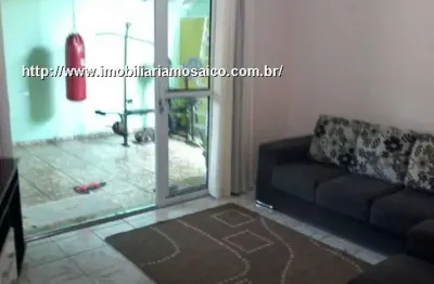 Casa ampla com ótima edícula, quintal e duas vagas de garagem