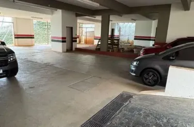 Vendo casa comercial ampla com várias salas e 15 vagas.