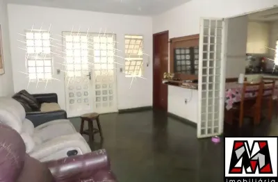 Casa para fins residenciais ou comerciais, próximo a av. nove de julho,  com excelente localização acesso fácil as principais rodovias.