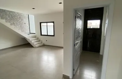 Lindo sobrado proximo a praia com tres quartos sendo uma suite
