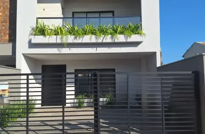 Lindo sobrado a poucos passos da praia com duas vagas amplas de garagem