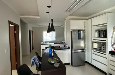 Linda casa pertinho da praia com piscina em dois terrenos com cinco quartos