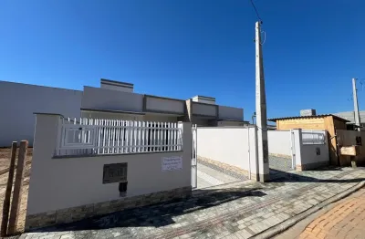Casa com quintal em rua pavimentada em uma otima localização
