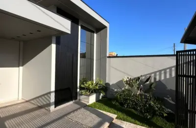 Casa com fino acabamento com tres quartos com quintal com valor de oportunidade