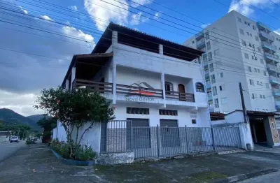Casa ideal para pousada ou moradia a um quarteirão da praia martim de sá - caraguatatuba-sp