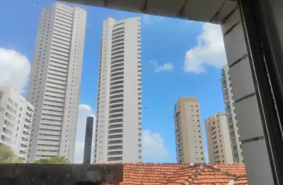 3  quartos a 100 metros da pracinha e praia de boa viagem.