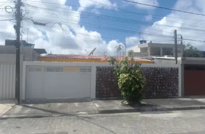 Todo o piso novo, ferragens novas, banheiros novos, portão novo