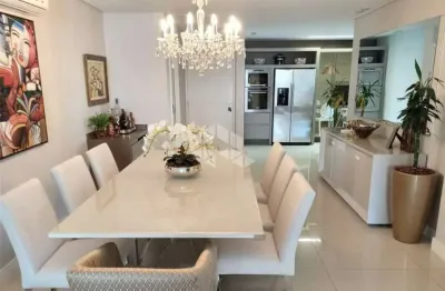 Apartamento semi mobiliado com 3 suítes e 2 vagas de garagem no bairro centro em florianópolis/sc