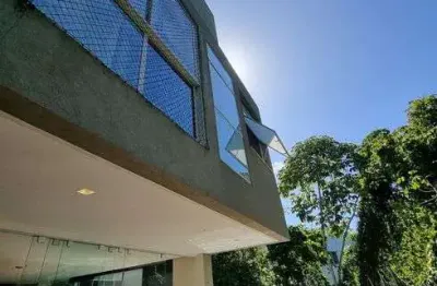 Casa em alphaville litoral norte i com 4|4, 04g e 510m² | terreno 760m² (p. fechada)