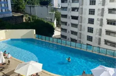 Apartamento em condomínio clube localização central