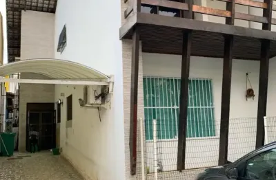 Excelente casa 4/4 com dependência, piscina e garagem para 4 carros, em rua excelente com segurança.