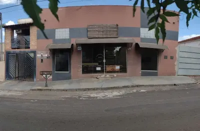 Casa com comércio na frente no centro de monte aprazível