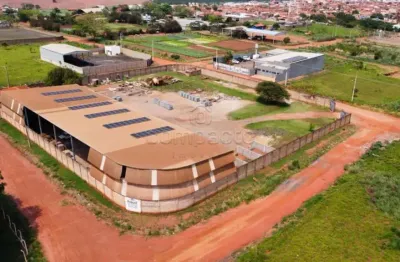 Amplo barracão com 6.257m² de área total e 1.474m² de área útil.