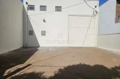 Barracão comercial medindo 410m² de área útil para locação.