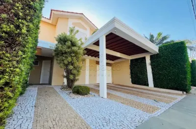 Sobrado em condomínio com 3 quartos e varanda gourmet para locação.