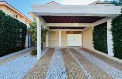 Sobrado em condomínio com 3 quartos e varanda gourmet para locação.