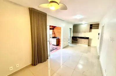 Linda e ampla casa térrea em condomínio fechado com 03 quartos para locação.
