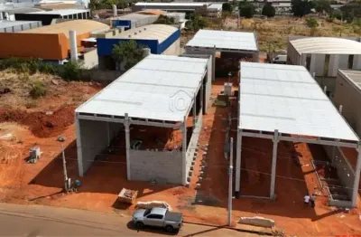 03 amplos barracões com 3.500m² de terreno e 2.000m² de área construída para locação