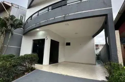 Imóvel para aluguel possui 200 metros quadrados com 4 quartos