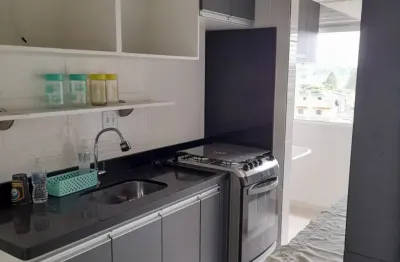 Apartamento em embu-guaçu, com móveis planejados e sacada.