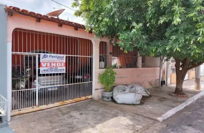 Casa em ótima localização no cpa 3 setor ii, prox. av. tuiuiú e comércio local.