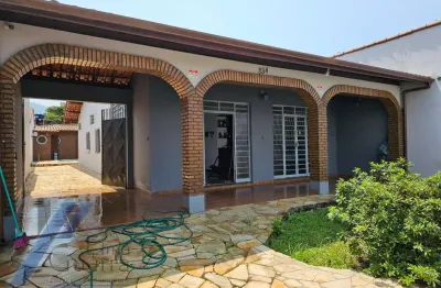 Ubatuba, centro - casa com 03 dormitórios, sendo 01 suíte, com terreno de 340 m2 e área de lazer.