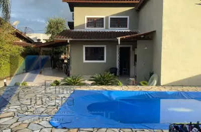 Ubatuba - condomínio ubatuba country, casa com 03 dormitórios, sendo 02 suítes e área de lazer.
