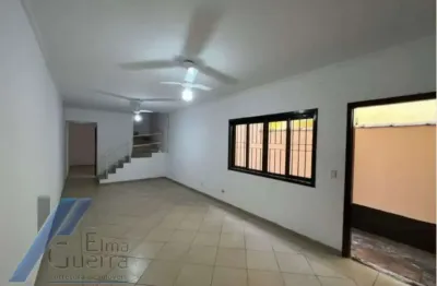 Ubatuba, centro - sobrado geminado com 03 dormitorios sendo 01 suite.